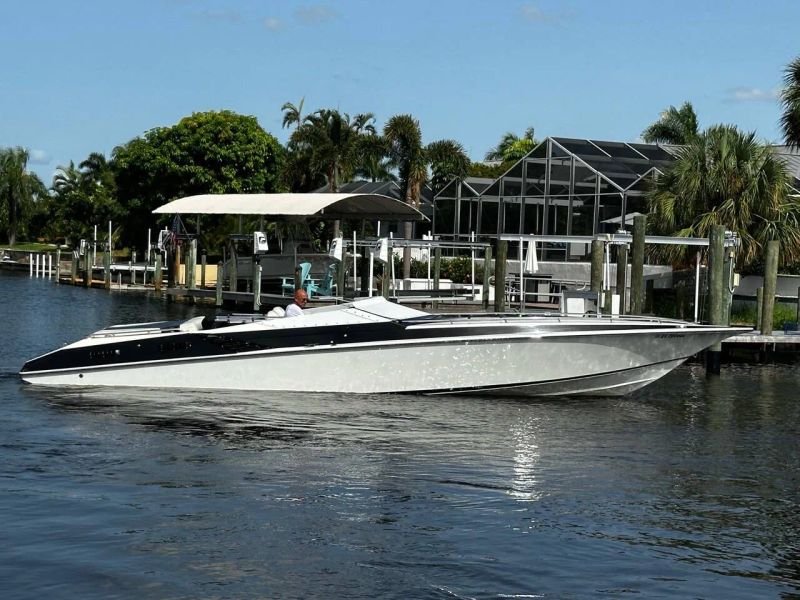 Horizontal photograph of a 1989FOUNTAIN35 LIGHTNING Off Shore