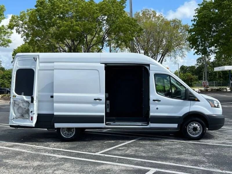 Horizontal photograph of a 2019FordTransit 350 HD VanExtended Length High Roof w/Sliding Side Door w/9950-lb GVWR Van 3D